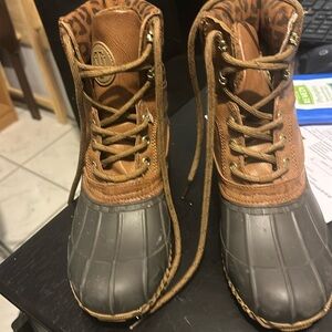 These are Tommy Hilfiger duck boots in excellent condition.